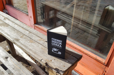 Melnajā atdzejas sērijā izdots Federiko Garsijas Lorkas dzejoļu krājums “Dzejnieks Ņujorkā”